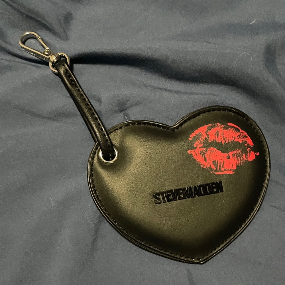 Steve Madden Black Heart Key Holder with Red Lips